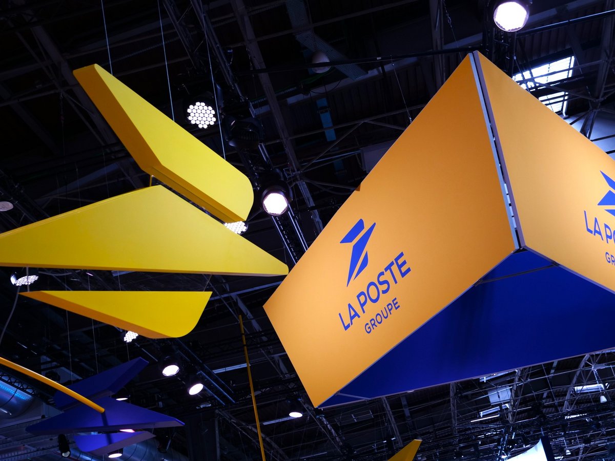 Le logo La Poste, pris en photo ici à VivaTech, le 23 mai 2024 © Alexandre Boero / Clubic