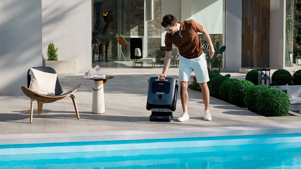 Avec ses 4 heures d’autonomie et sa station de charge sans fil, le Beatbot AquaSense 2 Ultra s’adapte aux grands bassins et se range facilement après chaque nettoyage ©Beatbot