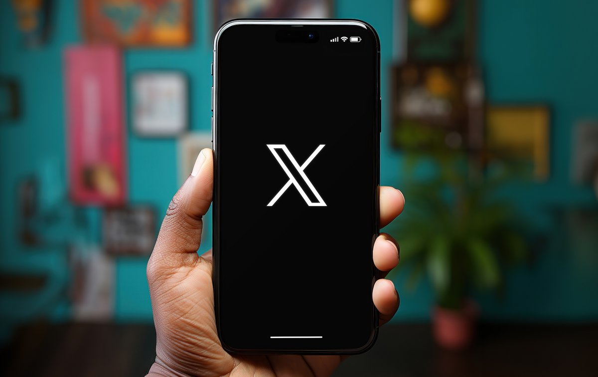 Le logo de X affiché sur un smartphone © Diego Thomazini / Shutterstock