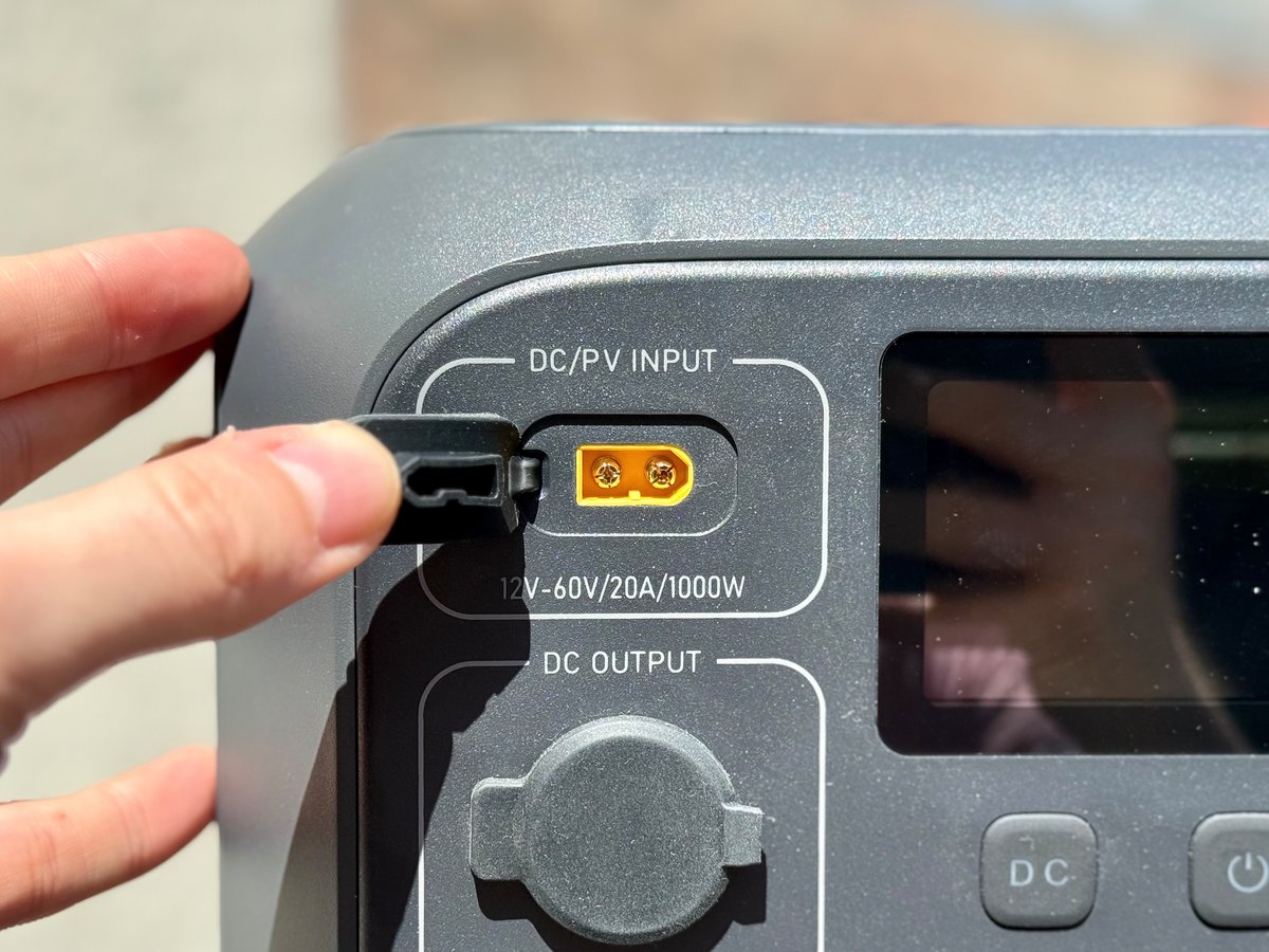 Un port pour les panneaux solaires, disponibles en option © Mathieu Grumiaux pour Clubic.com
