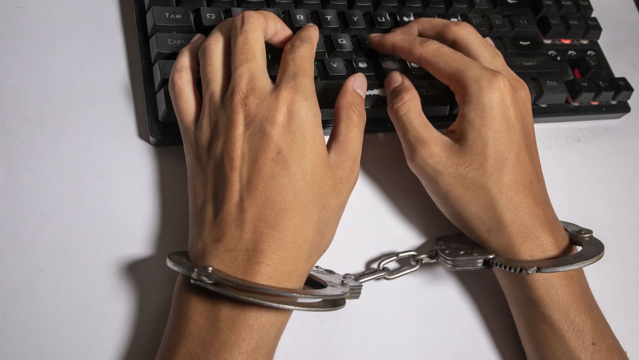 Le Conseil d'État vient de torpiller le dispositif anti-piratage de l'ARCOM. © salouw / Shutterstock