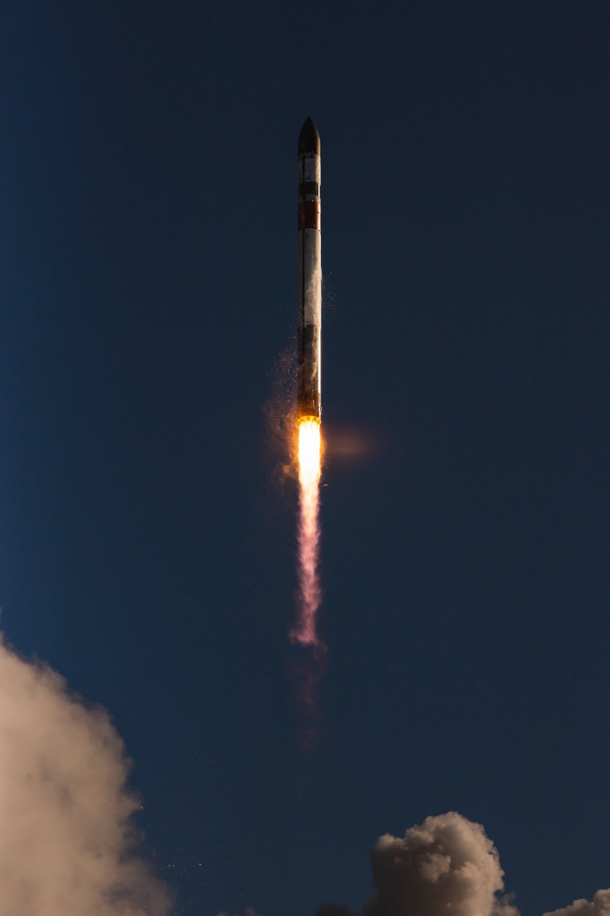 Décollage du lanceur Electron depuis Mahia. Seul le premier étage redescend se poser. Crédits Rocket Lab 