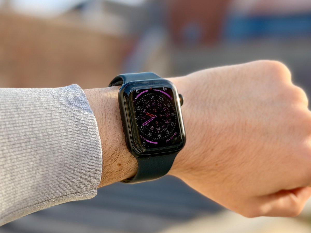 Enfin l'écran toujours allumé sur une Apple Watch SE ! ©Mathieu Grumiaux pour Clubic