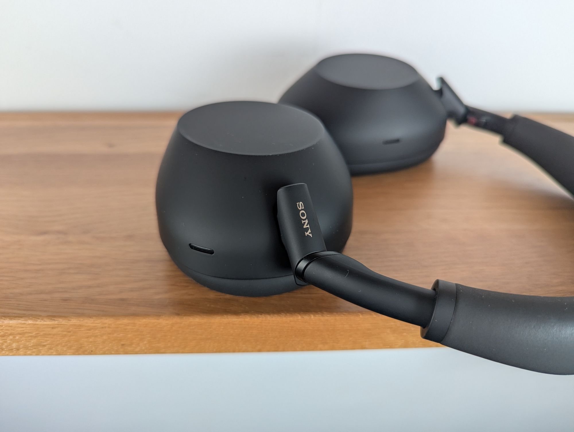 Le design change peu, mais le WH-1000Xm6 réserve d'autres surprises… © Guillaume Fourcadier pour Clubic