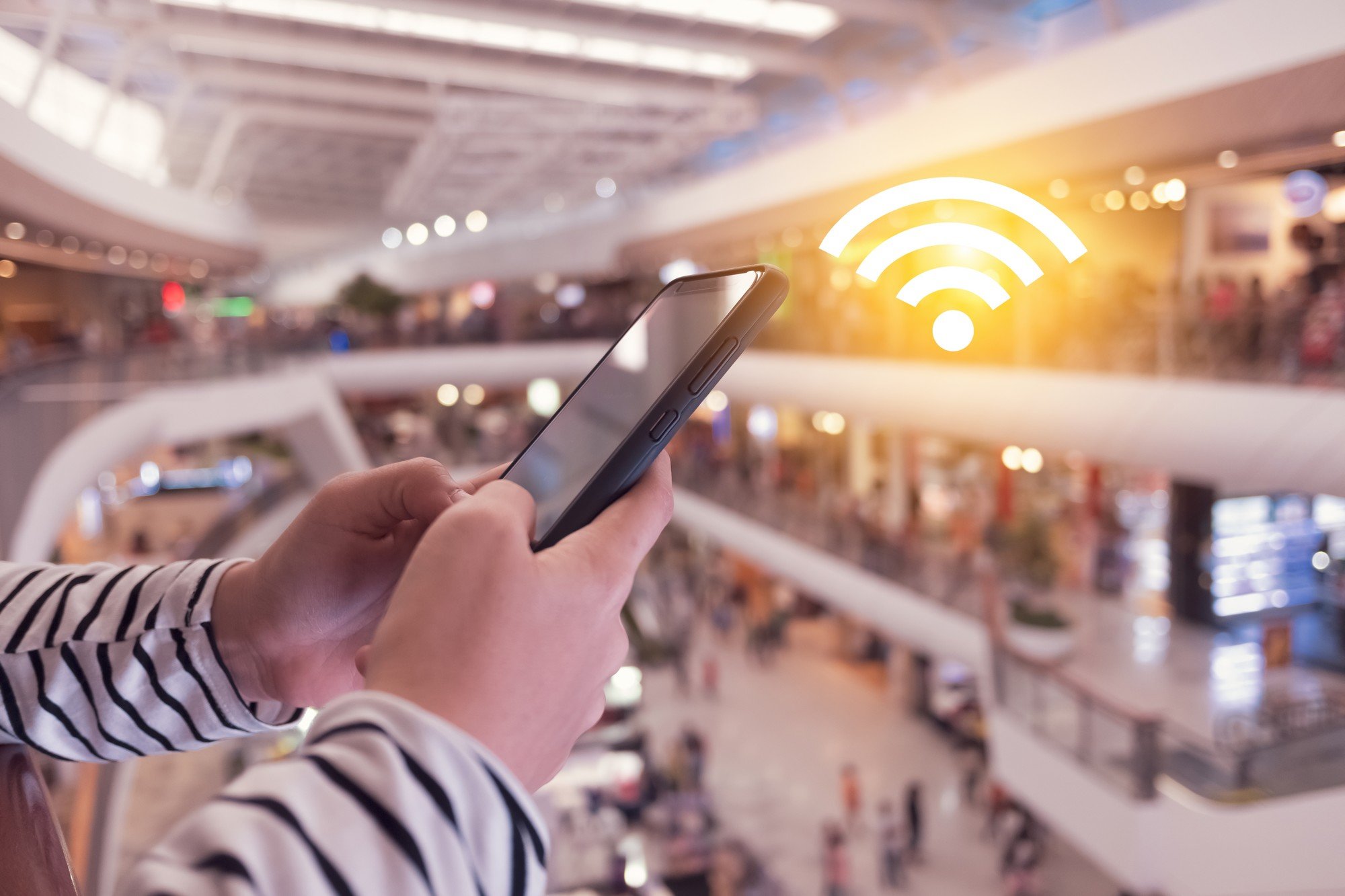 Sur un Wi-Fi public, le contenu est souvent chiffré, mais le réseau peut encore observer des indices comme les serveurs contactés, les horaires et le volume de données. © antstang / Shutterstock