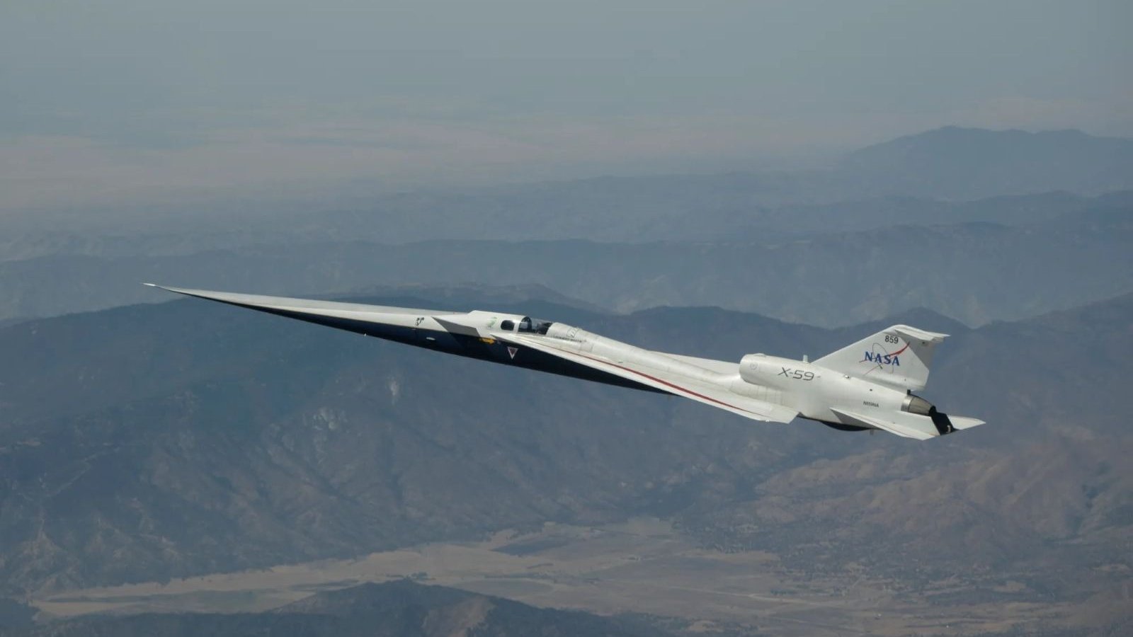 L'avion de recherche supersonique silencieux X-59 de la NASA survole le désert de Mojave en Californie le mardi 18 août 2026. Chaque vol fournit à l'équipe des données permettant d'évaluer les performances de l'appareil, de valider les modèles et les prédictions, et de renforcer la confiance dans les performances de l'avion - ©NASA/Jim Ross