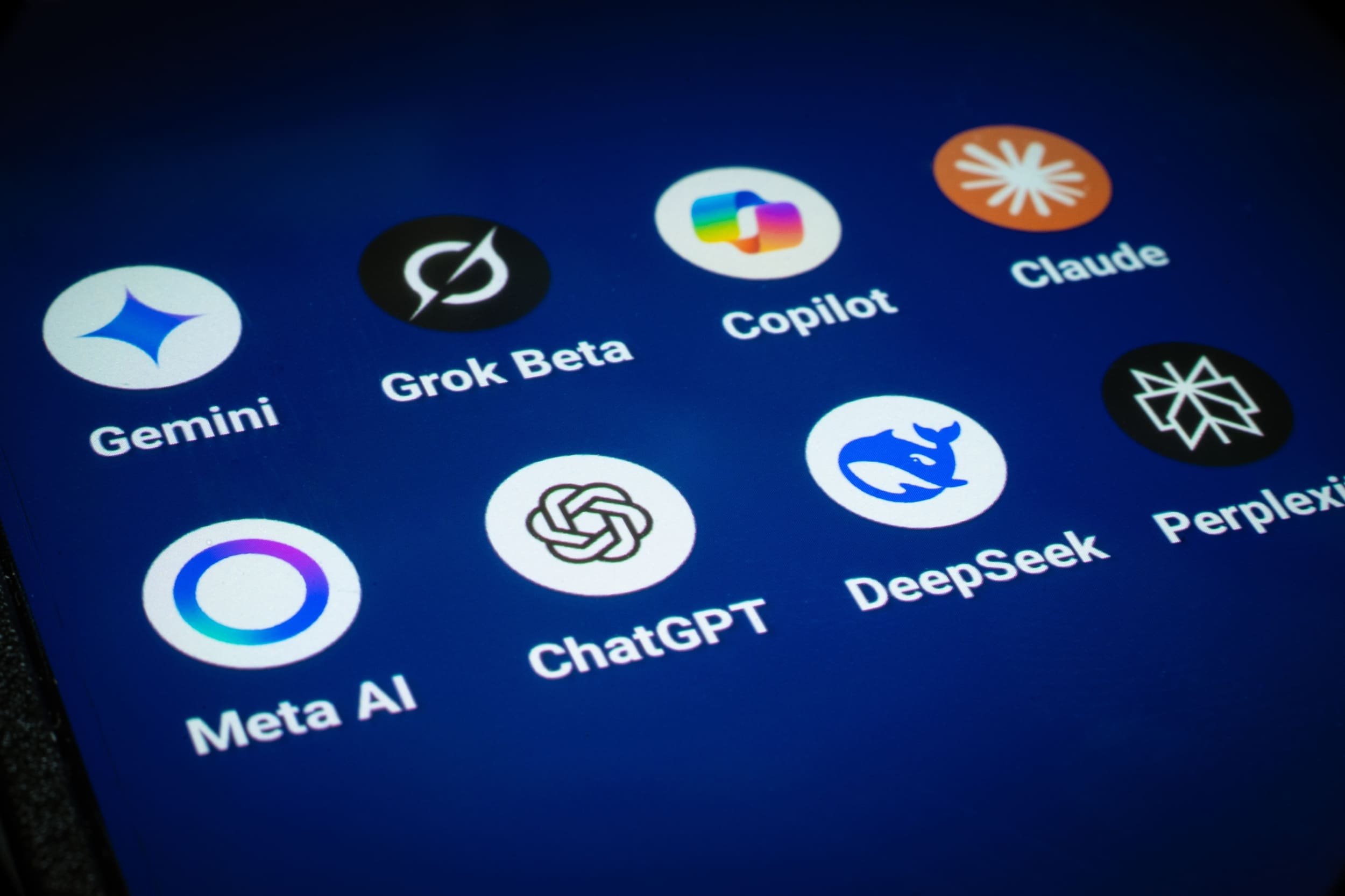 NewsGuard révèle, dans une étude, comment l'IA devient complice de la désinformation © PJ McDonnell / Shutterstock