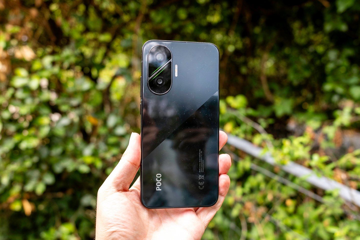 Dans sa finition noire, le POCO F7 est un vrai miroir. © Pierre Crochart pour Clubic.com