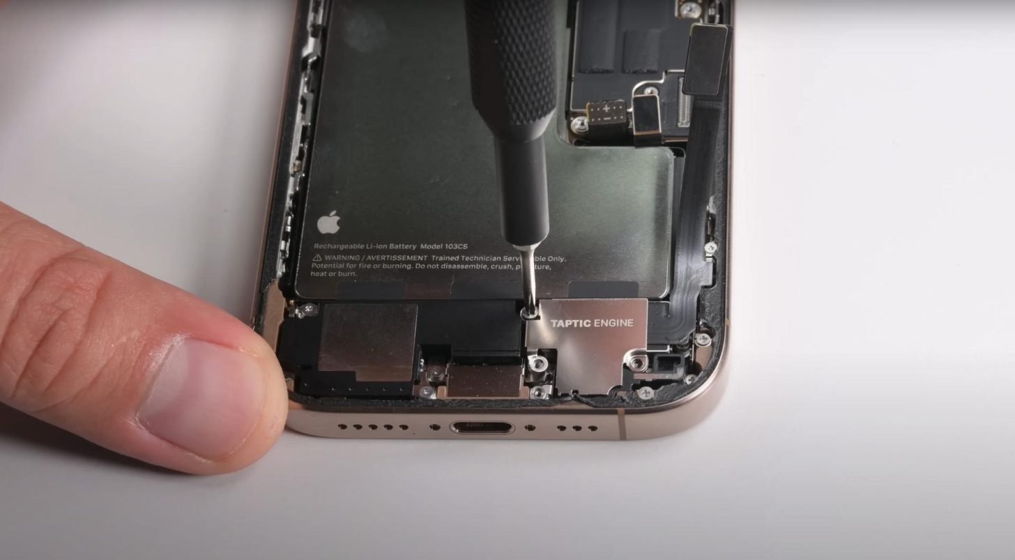 Le design en L de la batterie de l'iPhone 16 Pro. © iFixIt