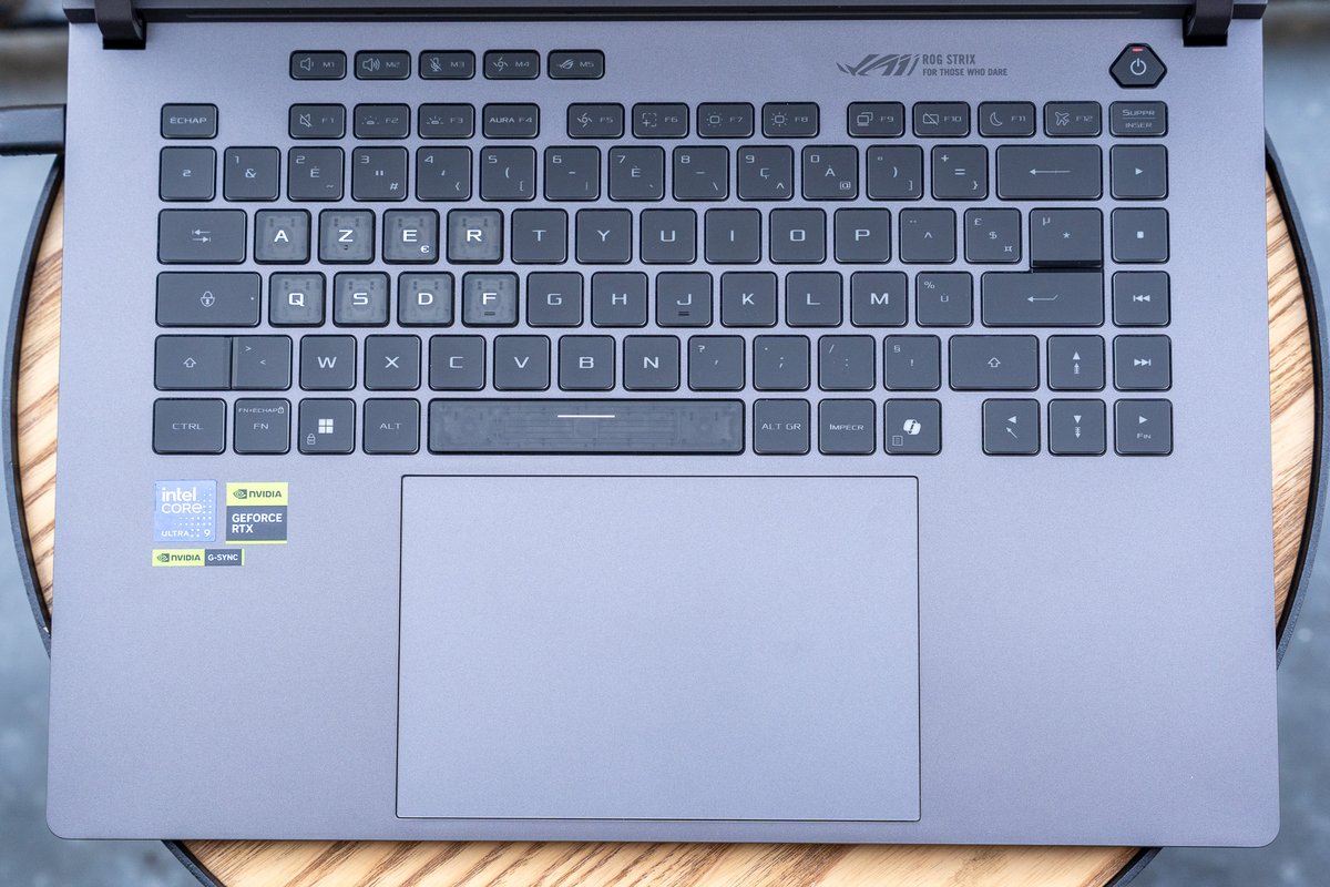Le clavier est réussi, mais la taille XXL du trackpad est parfois un peu handicapante. ©Nathan Le Gohlisse pour Clubic