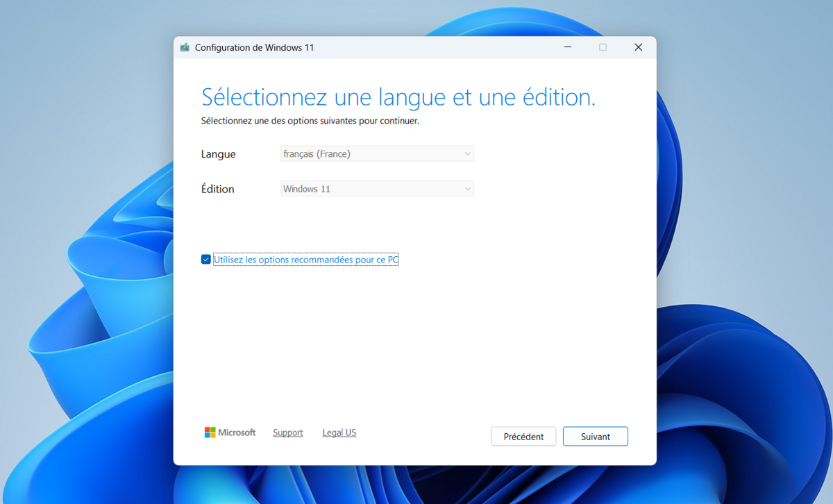 Sélectionnez une édition et la langue de l'OS. © Clubic