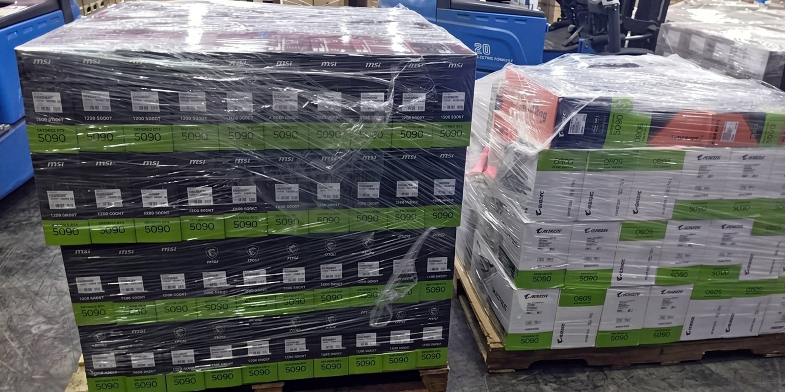 Des palettes entières de GeForce RTX 5090 destinées à l'intelligence artificielle. © VideoCardz