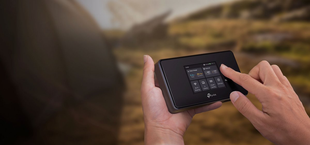 Le modem-routeur 5G M8550 et son écran tactile de 3,7 cm de diagonale. ©TP-Link