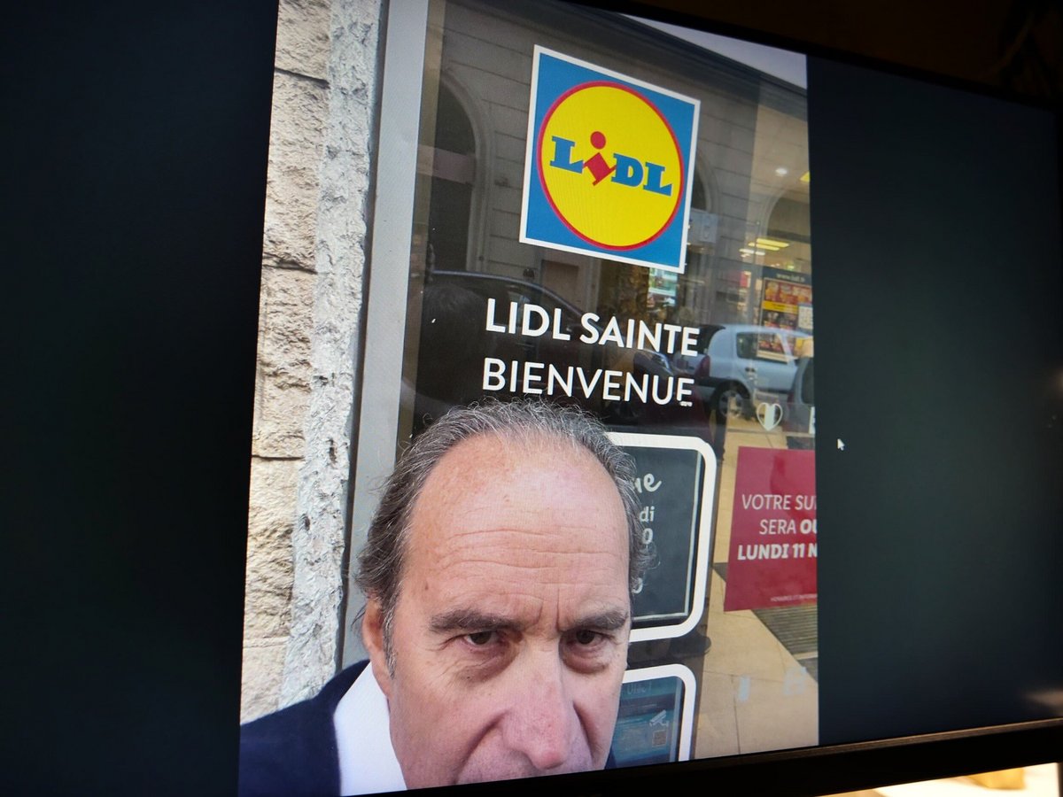 Xavier Niel, devant un magasin Lidl à Marseille © Alexandre Boero / Clubic