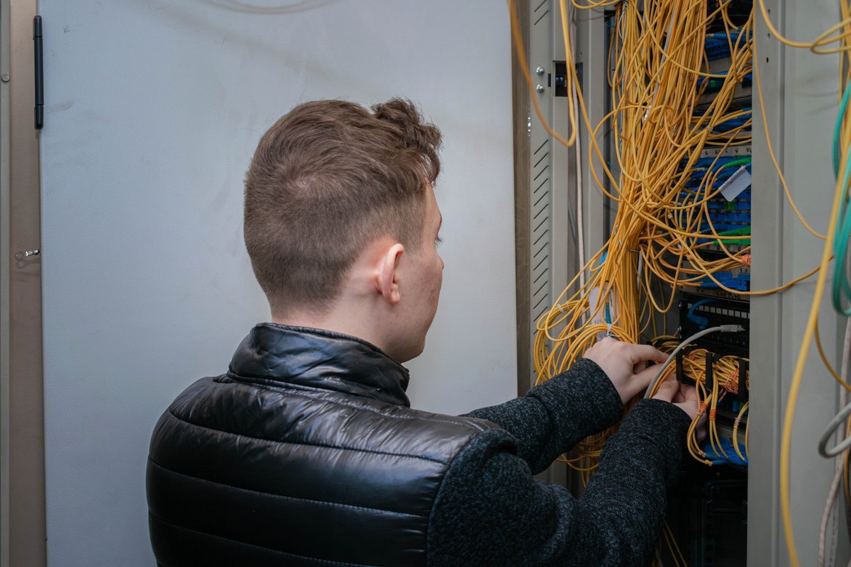 Un technicien fibre optique © Maximumm / Shutterstock