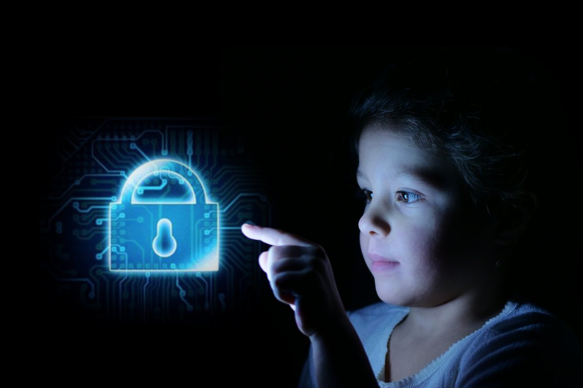  Les enfants n'ont pas encore la maturité nécessaire pour évaluer pleinement les réalités du monde virtuel. © Kitreel / Shutterstock