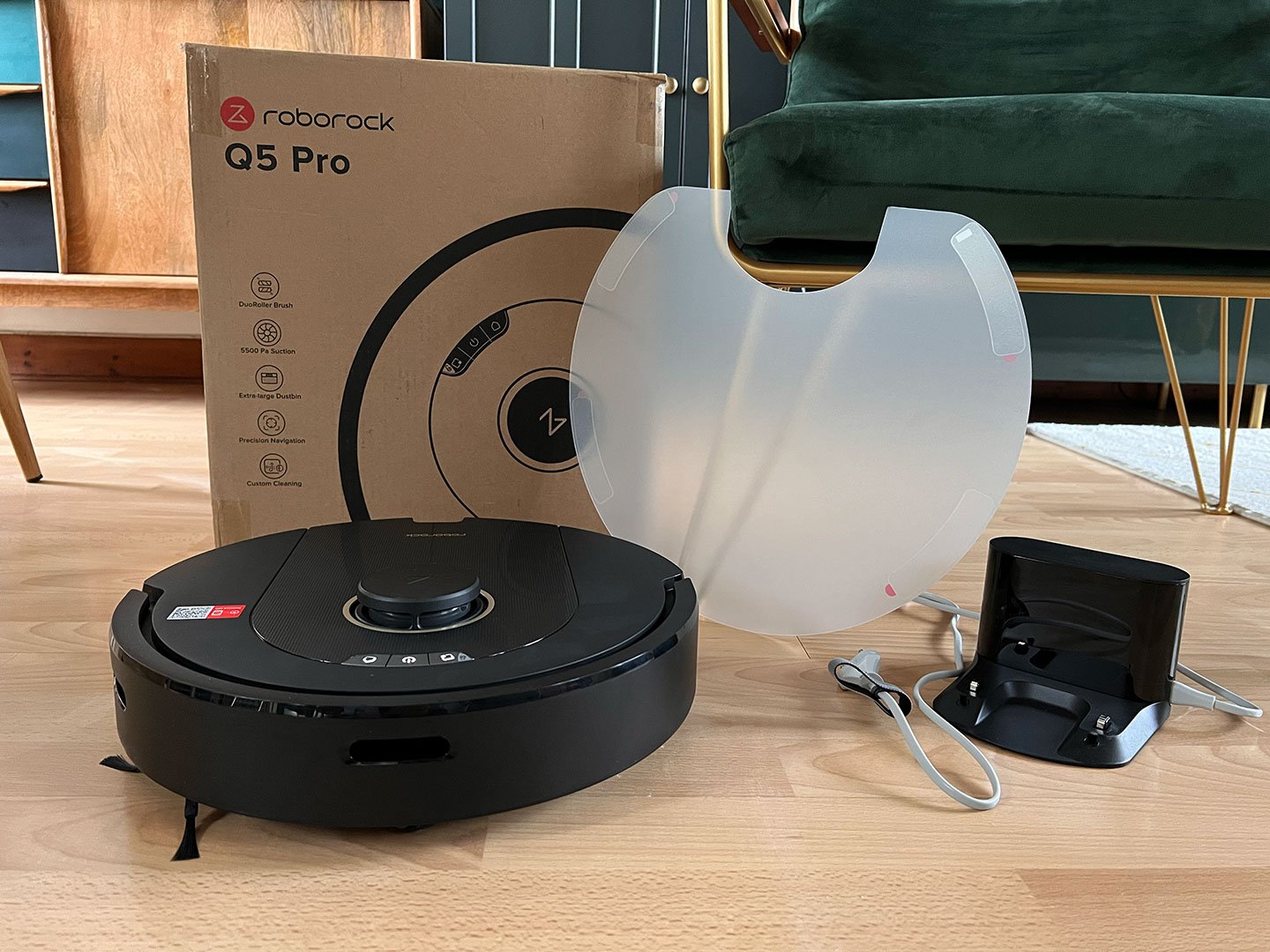 Le Roborock Q5 Pro et ses accessoires © Nicolas Lafarge-Debeaupuis pour Clubic