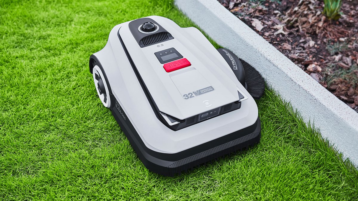 Avec sa technologie TrueEdge, le  GOAT O1200 LiDAR PRO tond sans câble périmétrique et suit des lignes droites nettes jusqu’aux bordures. ©Ecovacs