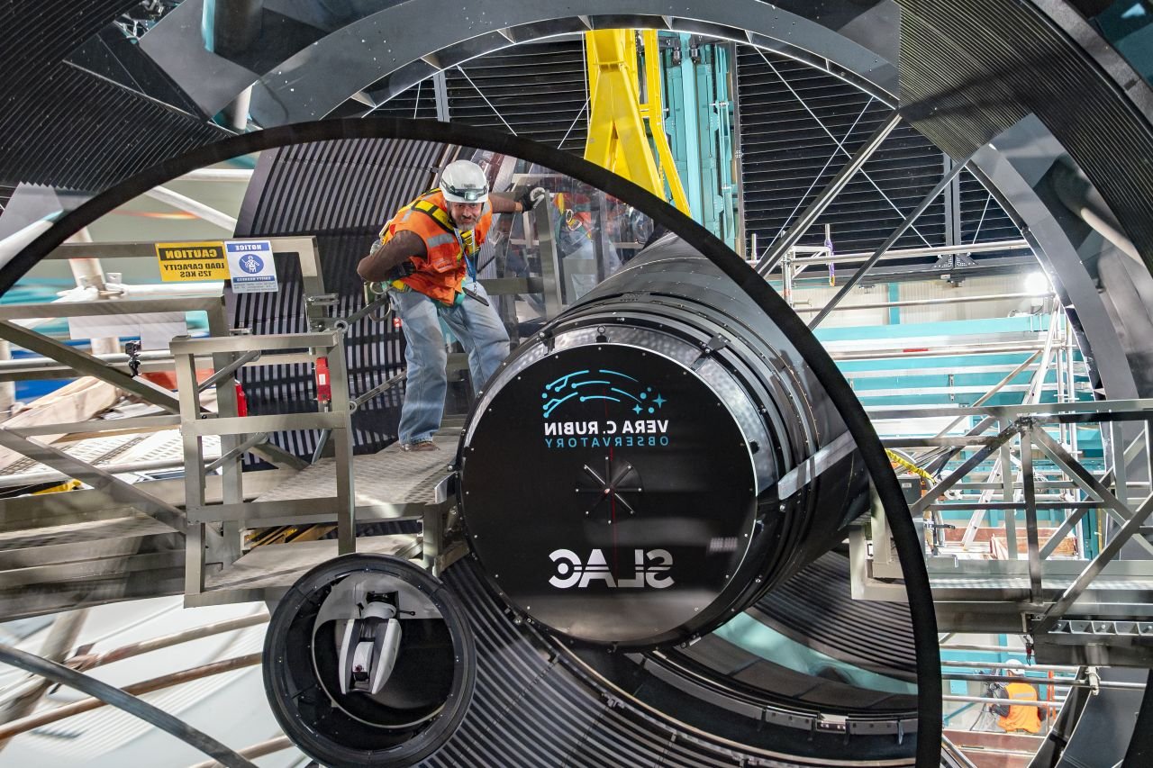  L'équipe de l'observatoire NSF-DOE Vera C. Rubin installe la caméra LSST sur le télescope d'étude Simonyi en mars 2025 - ©RubinObs/NOIRLab/SLAC/NSF/DOE/AURA/B. Quint