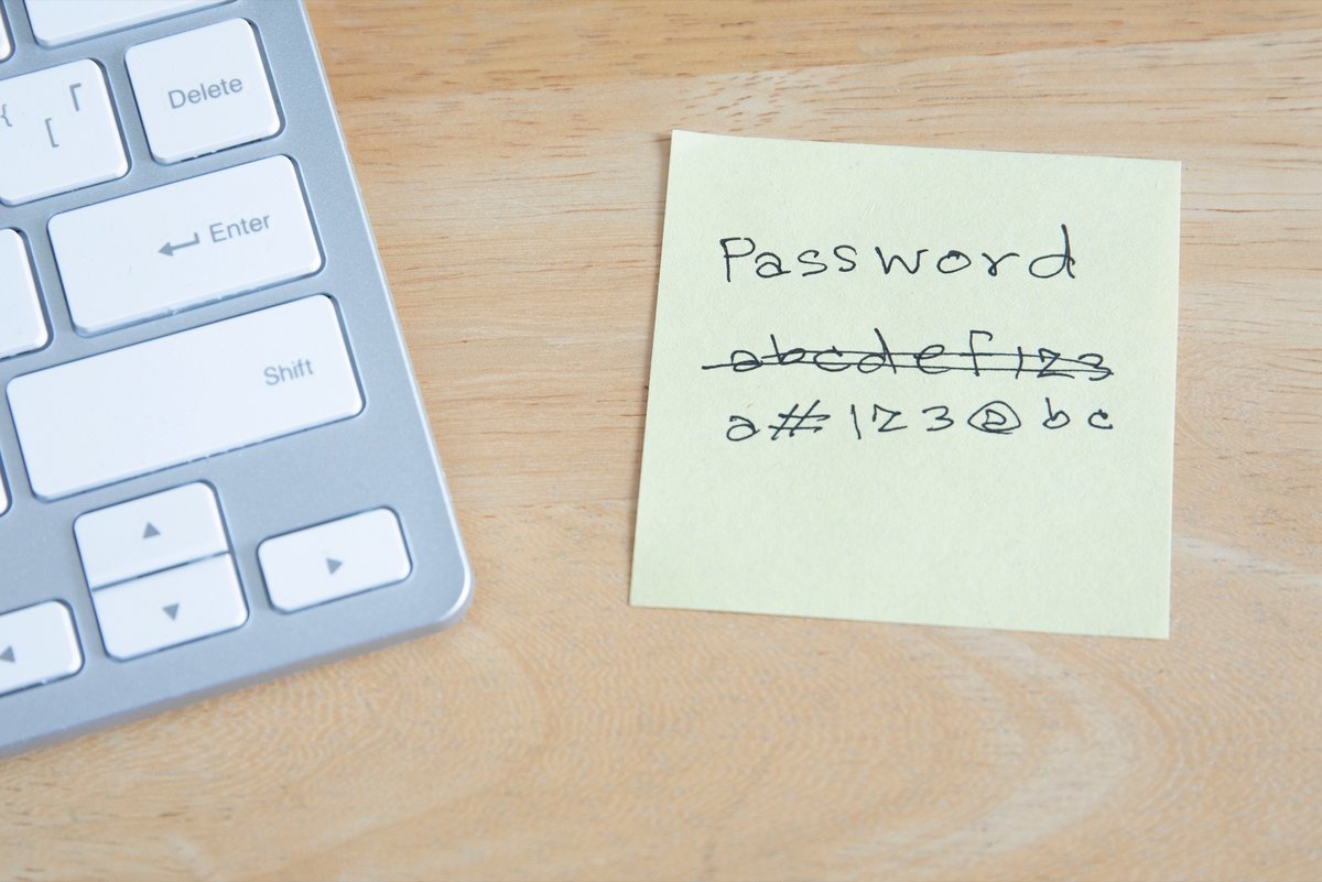 Les équipes repèrent souvent des pratiques invisibles aux audits classiques, comme les mots de passe notés sur un post-it faute de solution plus simple et plus sécurisées. © janews / Shutterstock