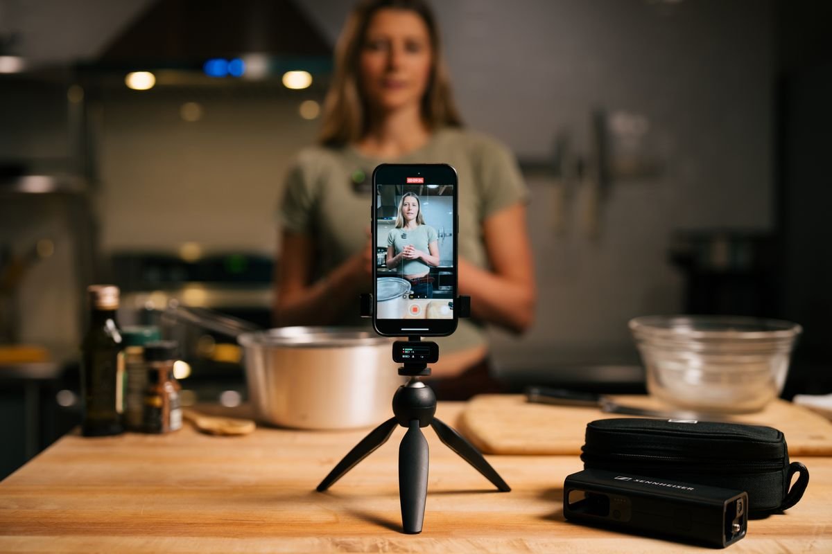 Les composants sont équipés de raccords de fixation aux accessoires habituels des créateurs de contenu, comme les pieds de table © Sennheiser