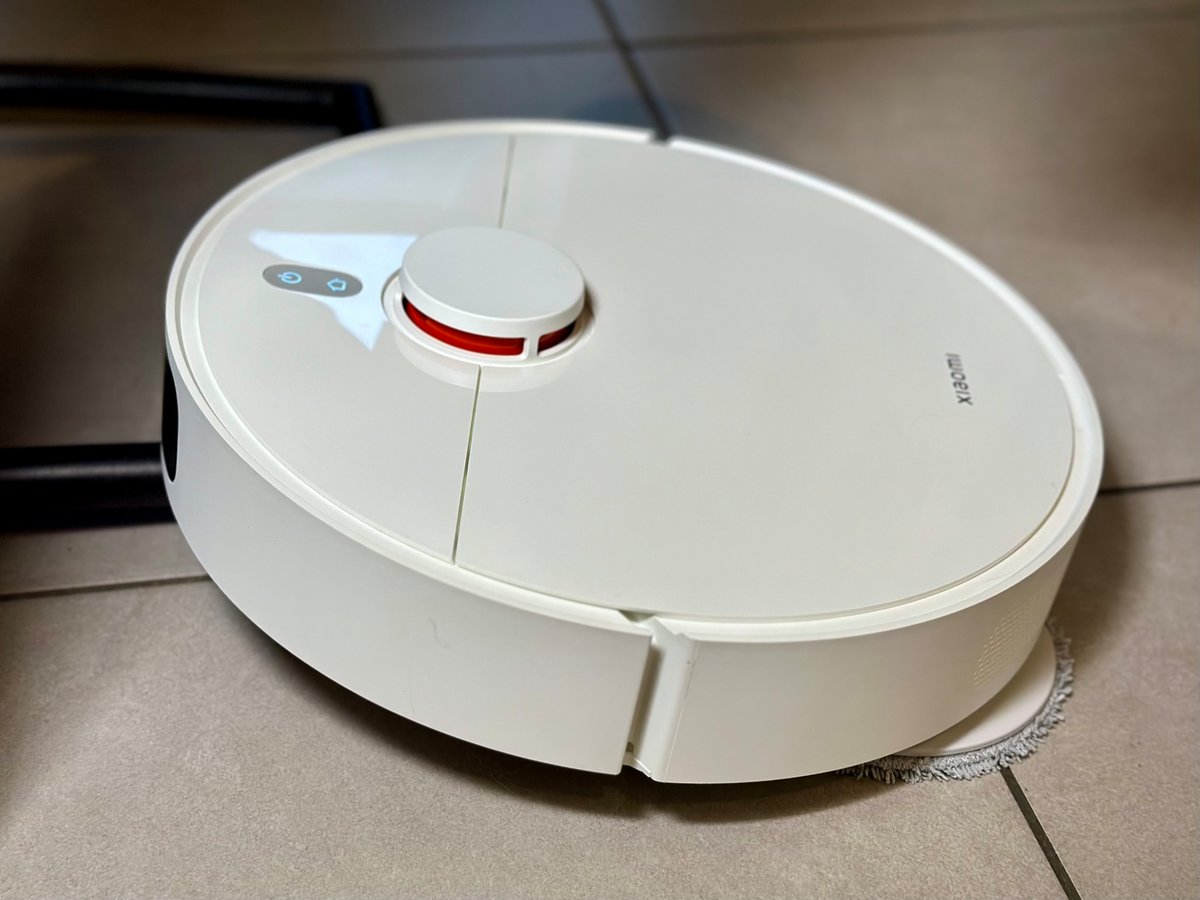 Plutôt que d'éviter les bas obstacles, le Xiaomi Robot Vacuum S10+ fonce tête baissée © Mathieu Grumiaux pour Clubic