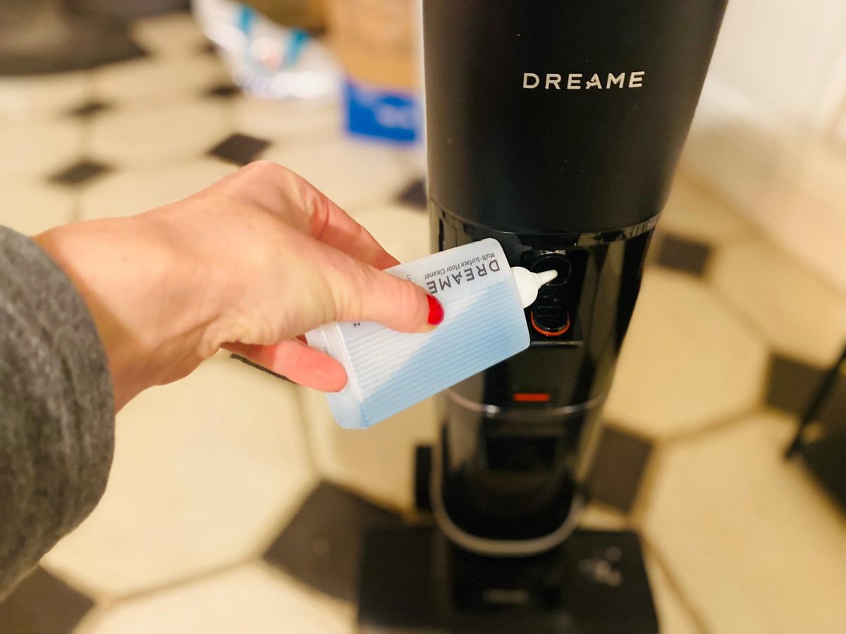 Le Dreame H14 Pro et son détergent © Clubic