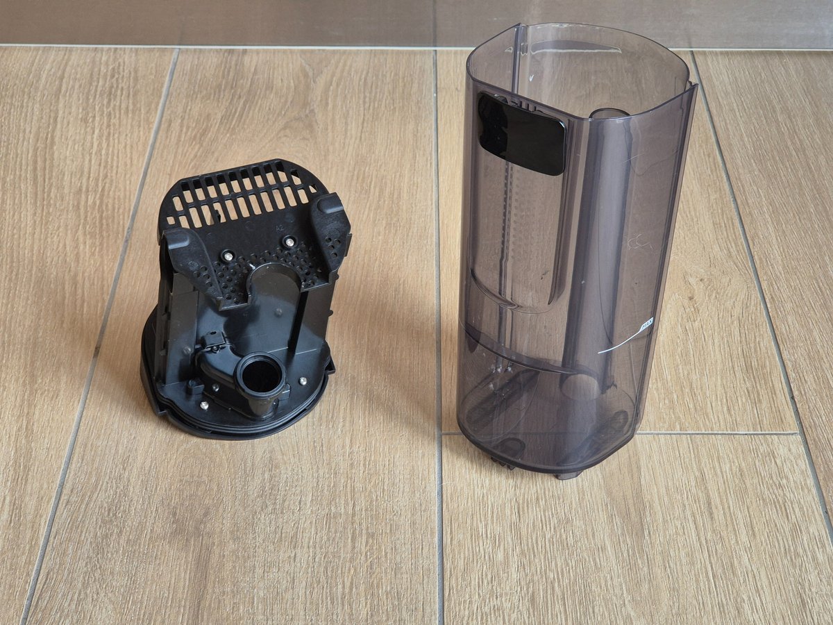 Le réservoir d'eau sale du Tineco Floor One S7 Steam Stretch ©Camille Fontaine pour Clubic