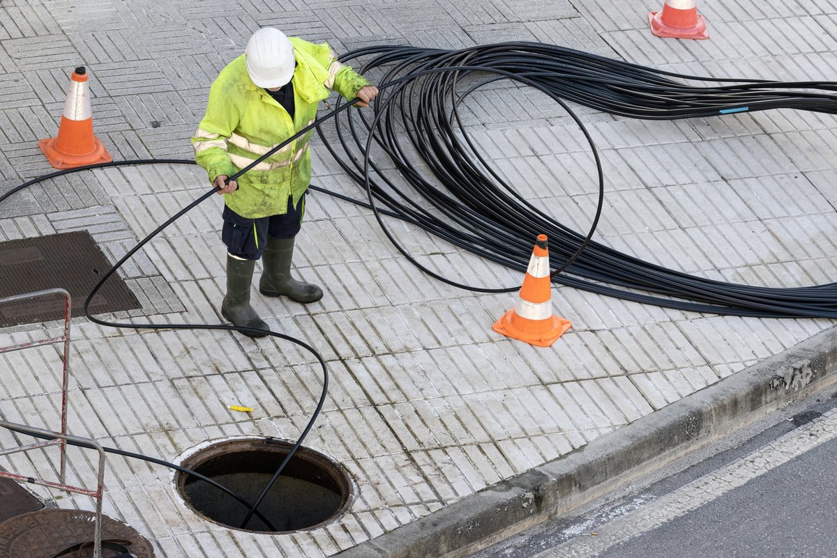 Un technicien fibre en pleine action © Formatoriginal / Shutterstock