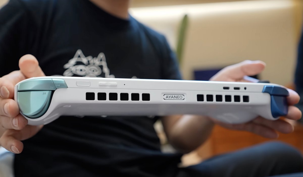 Contrairement à la KUN, il ne semble pas y avoir de béquille au dos de la NEXT II. ©AYANEO