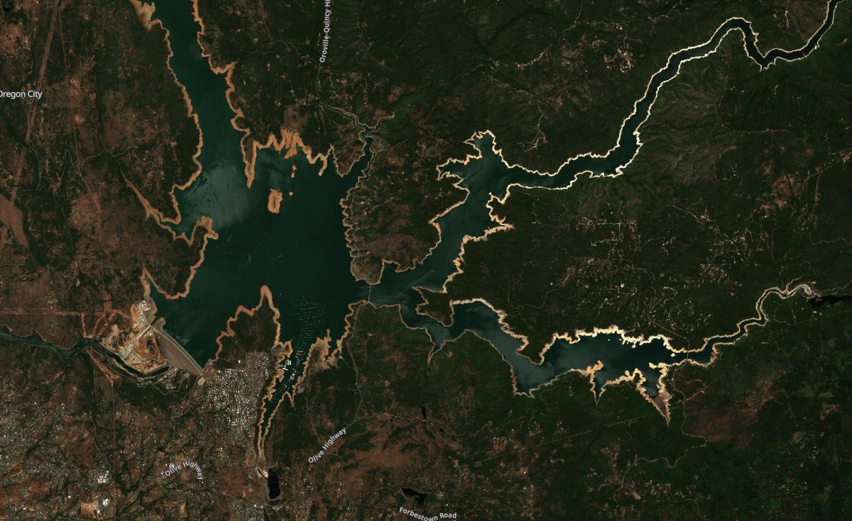 Comparaison pour le lac Oroville, entre les mois de juin 2017 et 2021. Notez l'influence des feux de forêts sur le paysage alentour. Crédits Copernicus/Sentinel Hub