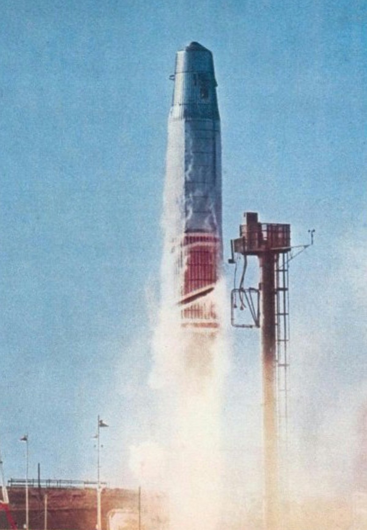 Le 5 juin 1964 a lieu le premier tir (réussi) du premier étage d'Europa-1. Il s'agit en réalité d'un missile Blue Streak, technologiquement éprouvé, modifié pour l'occasion. Crédits : ESA