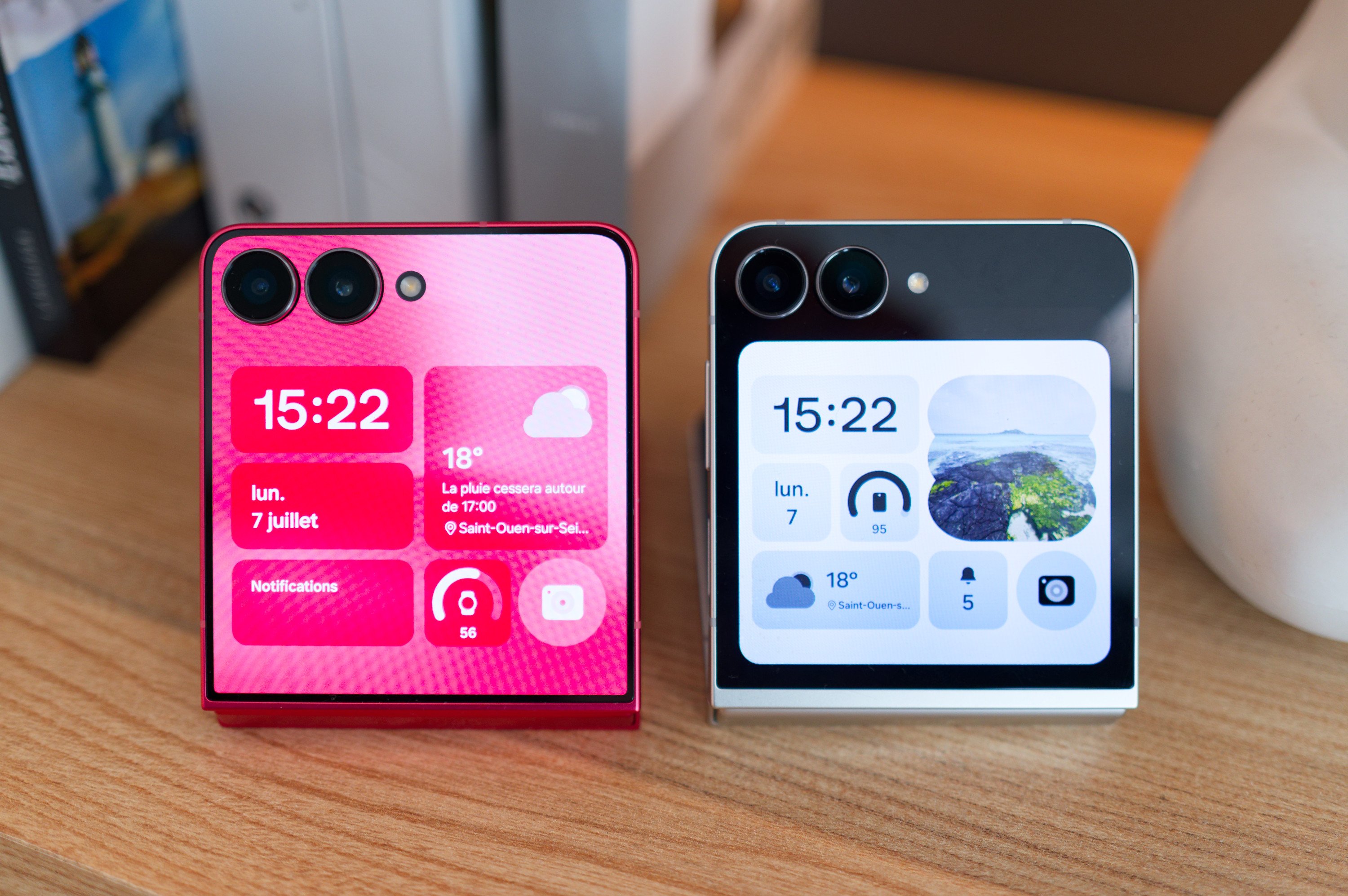 Samsung Galaxy Z Flip 7 (gauche) et Flip 7 FE (droite) © Marc Mitrani pour Clubic