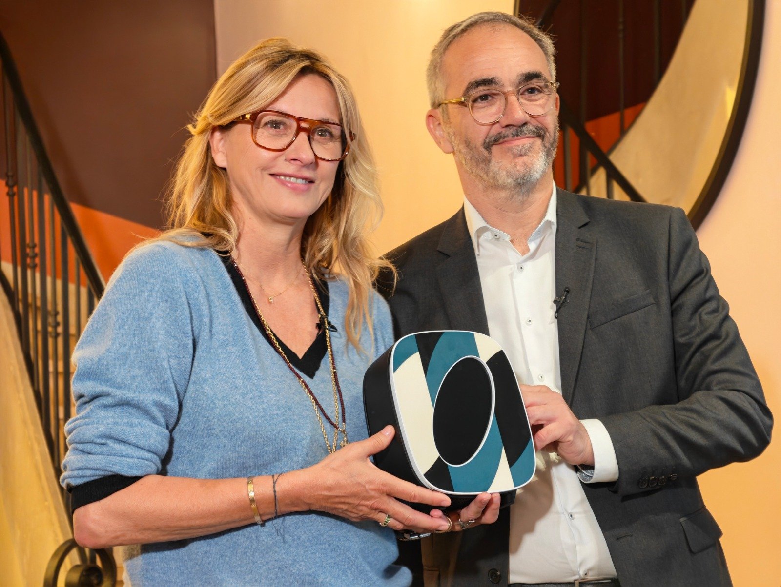 Sarah Lavoine et Marc Laurier, directeur marketing de l'opérateur, présentent la Bbox ultym des 30 ans de Bouygues Télécom. ©Nicolas Guyot pour Clubic
