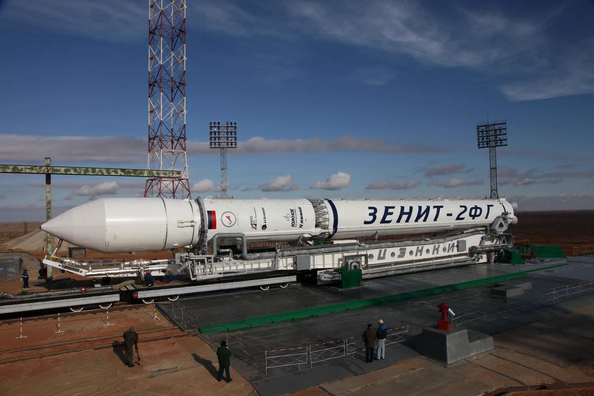 La fusée Zenit lors de l'arrivée sur son pas de tir. Crédits Roscosmos/TsENKI