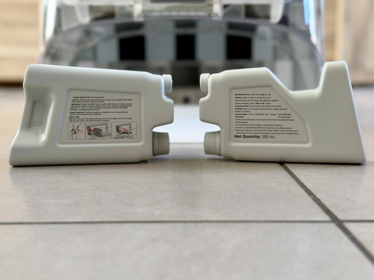 Deux solutions détergentes et désodorisantes fournies avec le DJI Romo P ©Mathieu Grumiaux pour Clubic