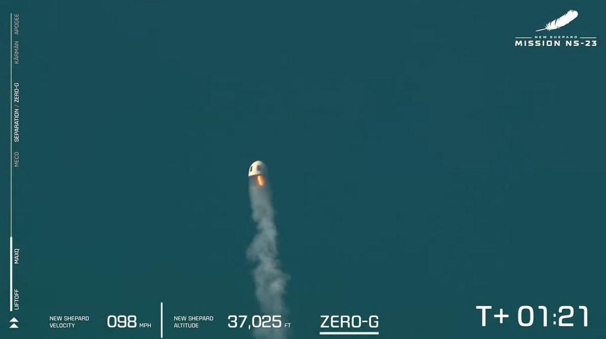 La capsule, éjectée du booster, continue sa course vers le haut, quelques secondes après la poussée principale de son moteur de secours. Crédits : Blue Origin