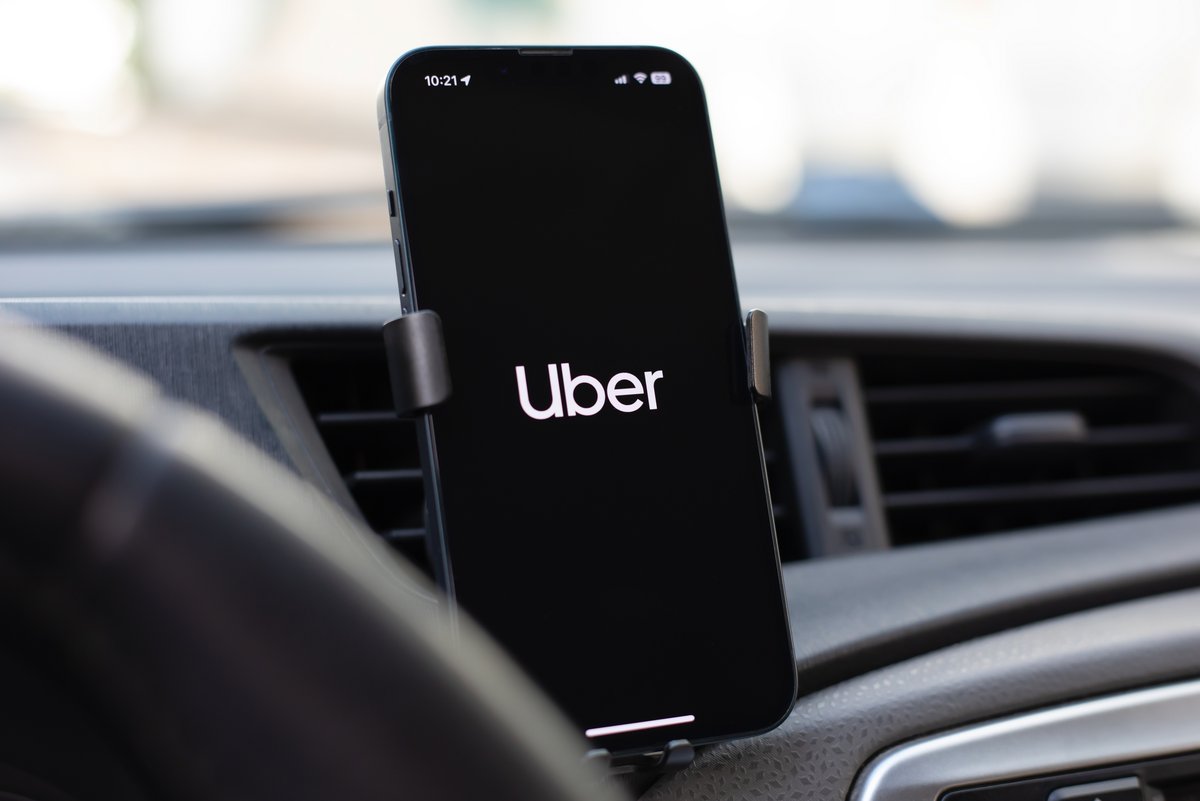 Uber, logo sur smartphone © DenPhotos / Shutterstock.com