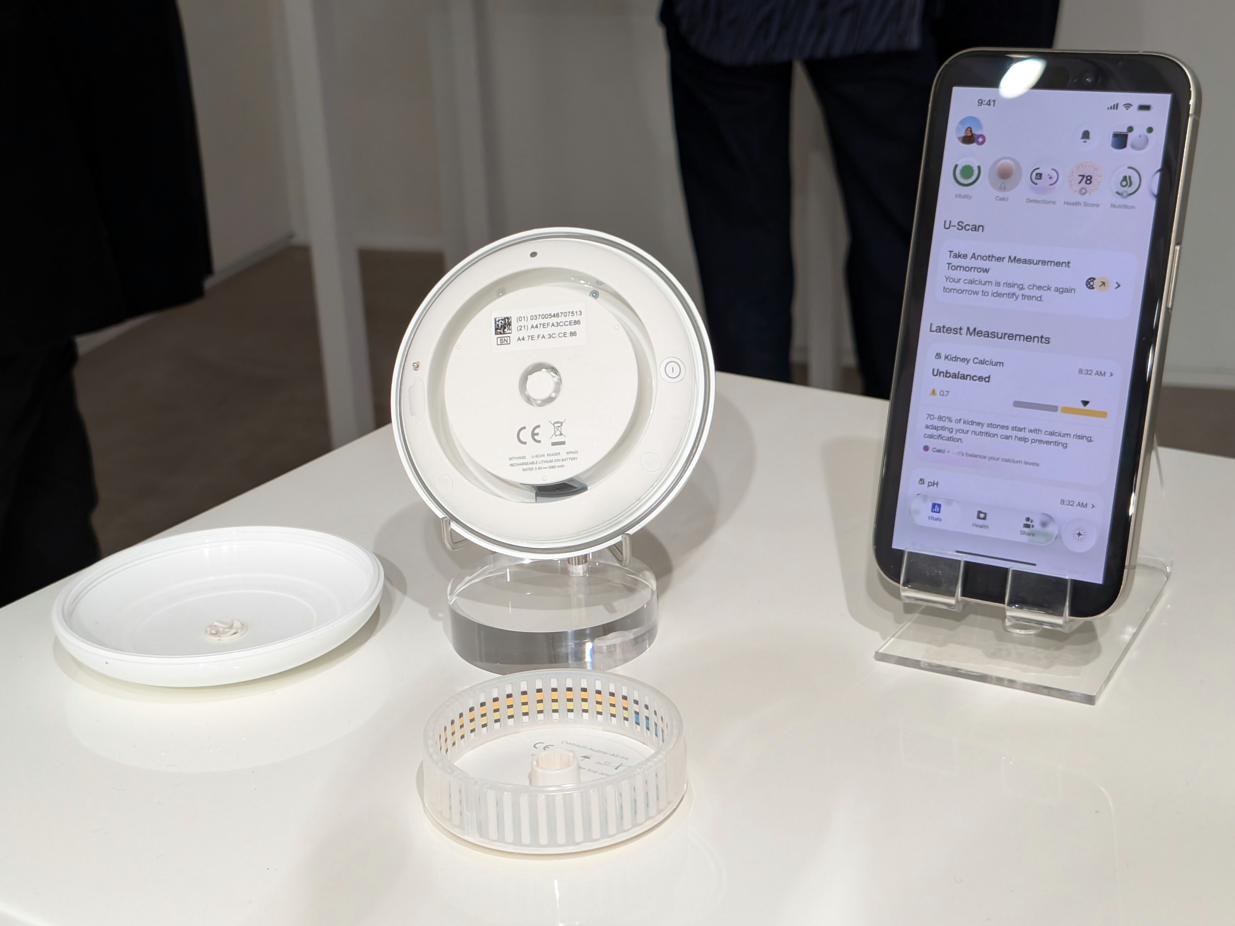 Le galet U-Scan ouvert. En bas, la cartouche avec les bandelettes d'analyse. À droite, l'appli Withings+ qui communique en Wi-Fi avec l'appareil. ©Nicolas Guyot pour Clubic