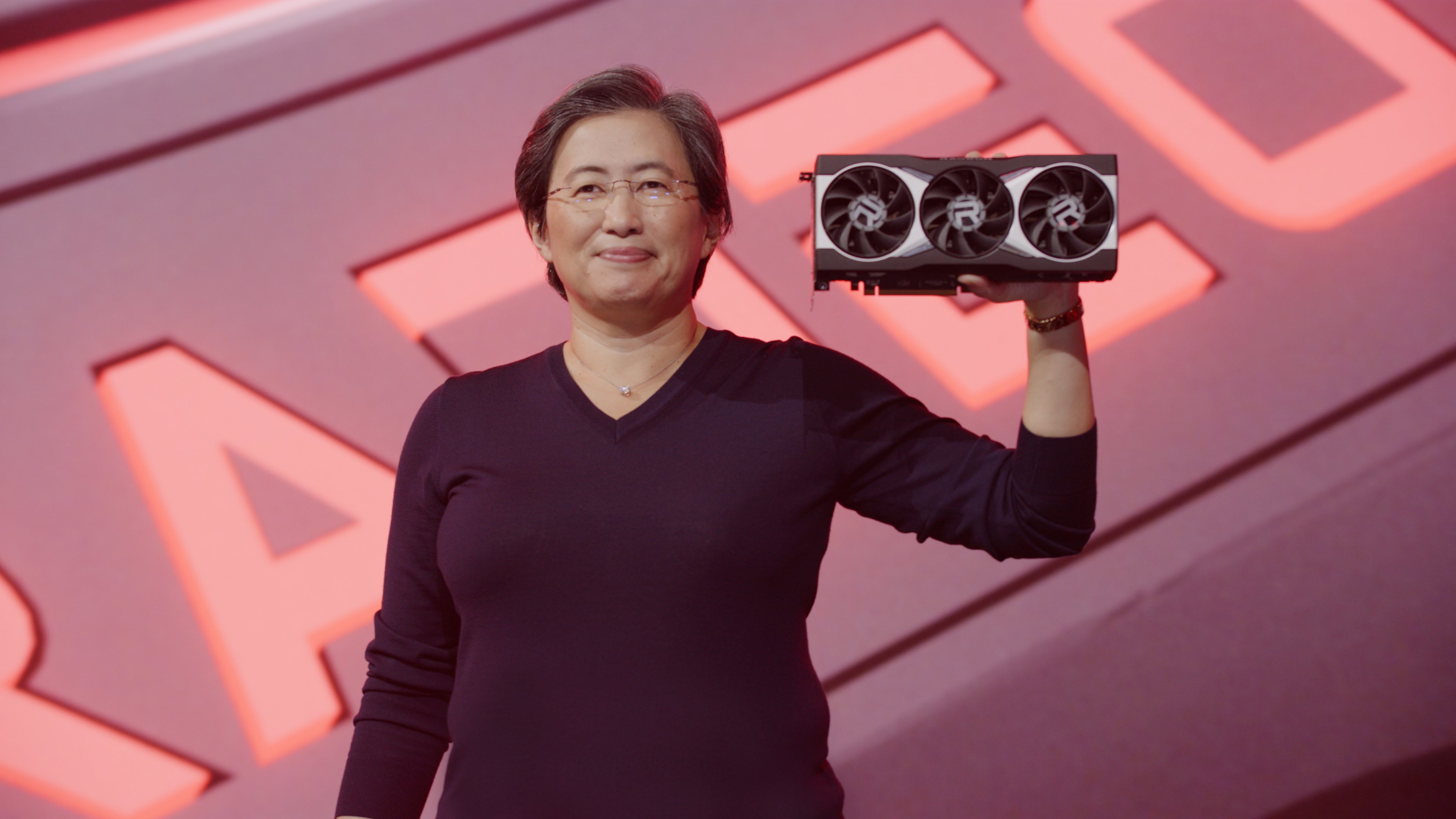 Lisa Su dévoilant l'une des Radeon RX 6000 lors de la conférence Ryzen du 8 octobre 2020 © AMD