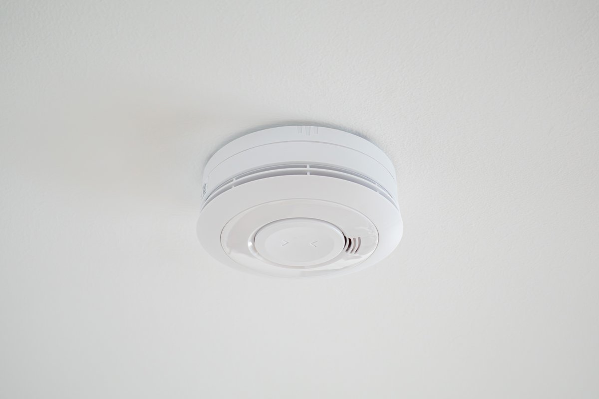 Un détecteur connecté est aussi simple à placer qu'un capteur standard. ©bzzup / Shutterstock