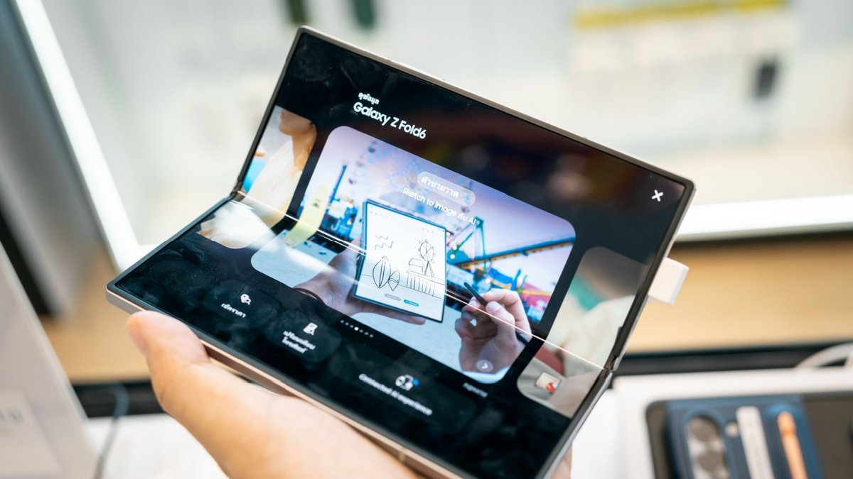 Un Samsung Galaxy Z Fold 6 pris en main © Wongsakorn Napaeng / Shutterstock