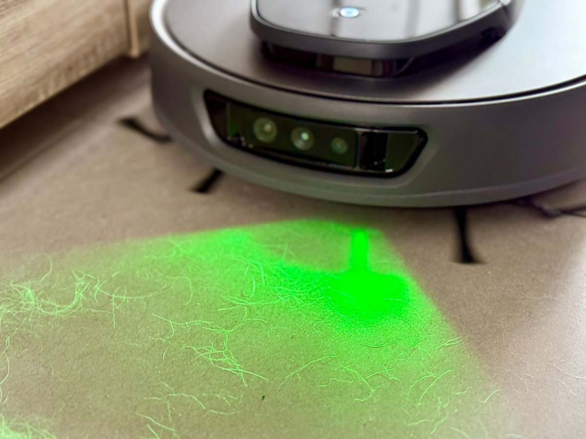 La lumière verte aide le robot à repérer les poussières fines © Mathieu Grumiaux pour Clubic