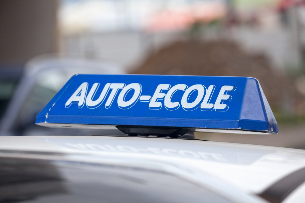 Panneau sur le toit d'une voiture d'auto-école © BreizhAtao / Shutterstock