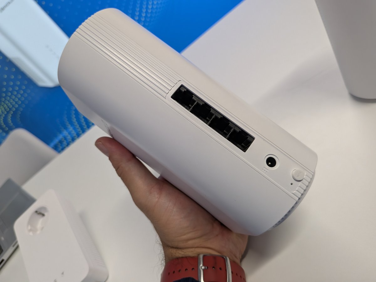 Sur le côté de l'appareil, on retrouve la connectique avec quatre ports Gigabit Ethernet dont un à 2,5 Gbit/s. Oui, aucun code couleur pour l'instant pour les différencier. Tout en bas, le bouton WPS. ©Nicolas Guyot pour Clubic