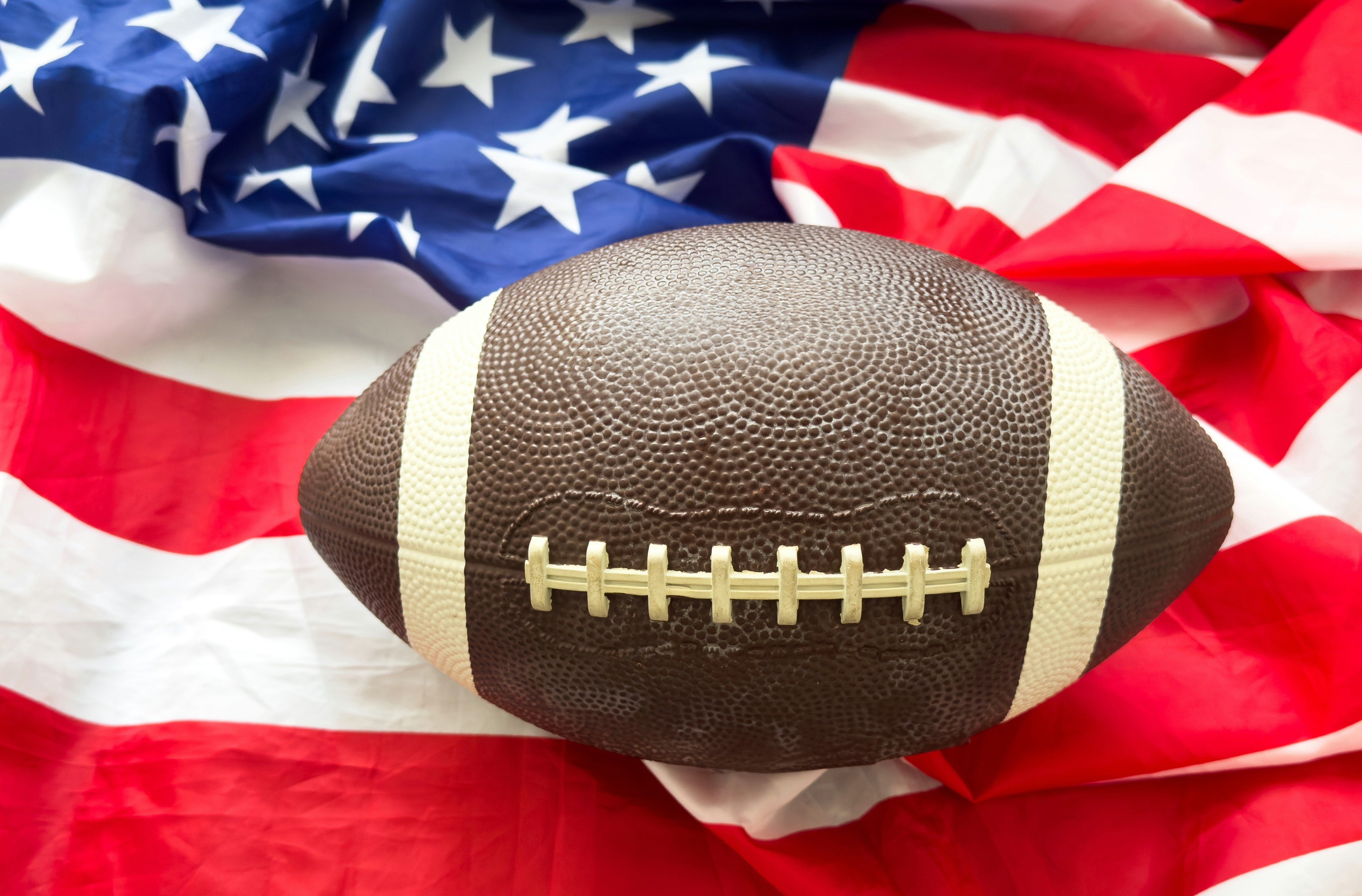  Le football américain est le sport le plus populaire aux États-Unis, attirant des millions de fans passionnés qui suivent les matchs avec une immense ferveur. © Andrew Angelov / Shutterstock