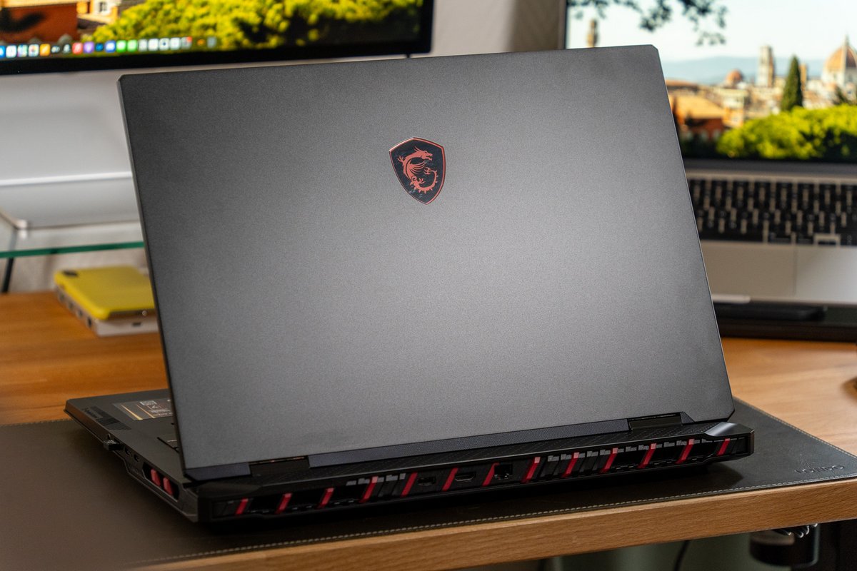 Le MSI Raider 18 HX AI vu de dos. ©Nathan Le Gohlisse pour Clubic