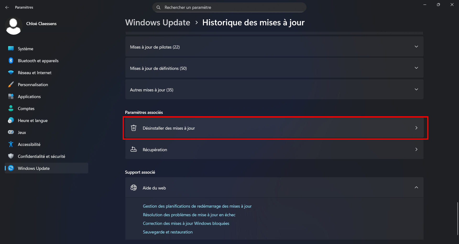 Scrollez jusqu'en bas de l'historique pour trouver l'option Désinstaller des mises à jour. © Clubic