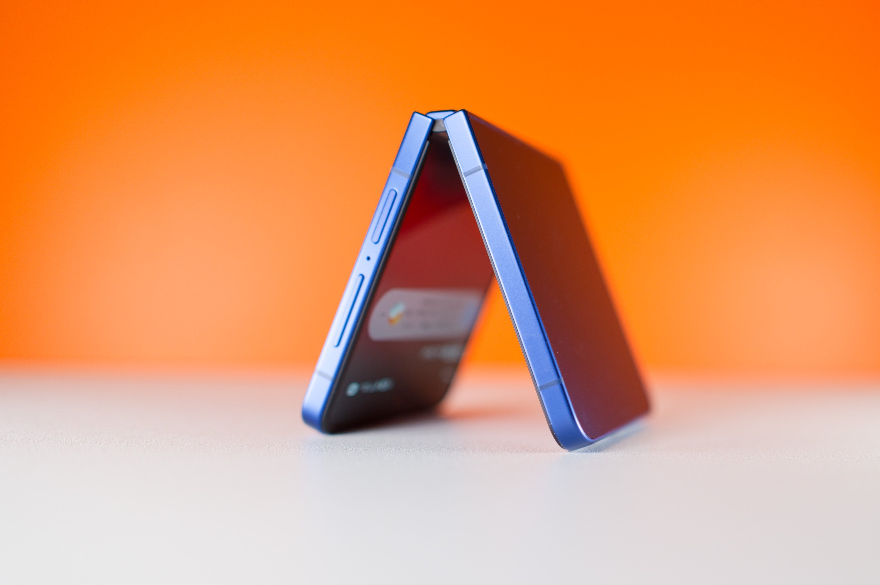 Le Galaxy Z Flip 7 de Samsung bénéficie d'une excellente finition © Marc Mitrani pour Clubic