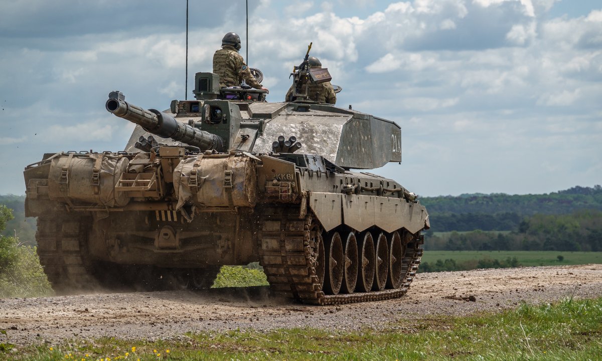 Les technologies actuelles en matière de batteries sont encore loin de pouvoir alimenter assez efficacement des monstres de métal tels que le Challenger 2 de l'armée britannique © Martin Hibberd / Shutterstock